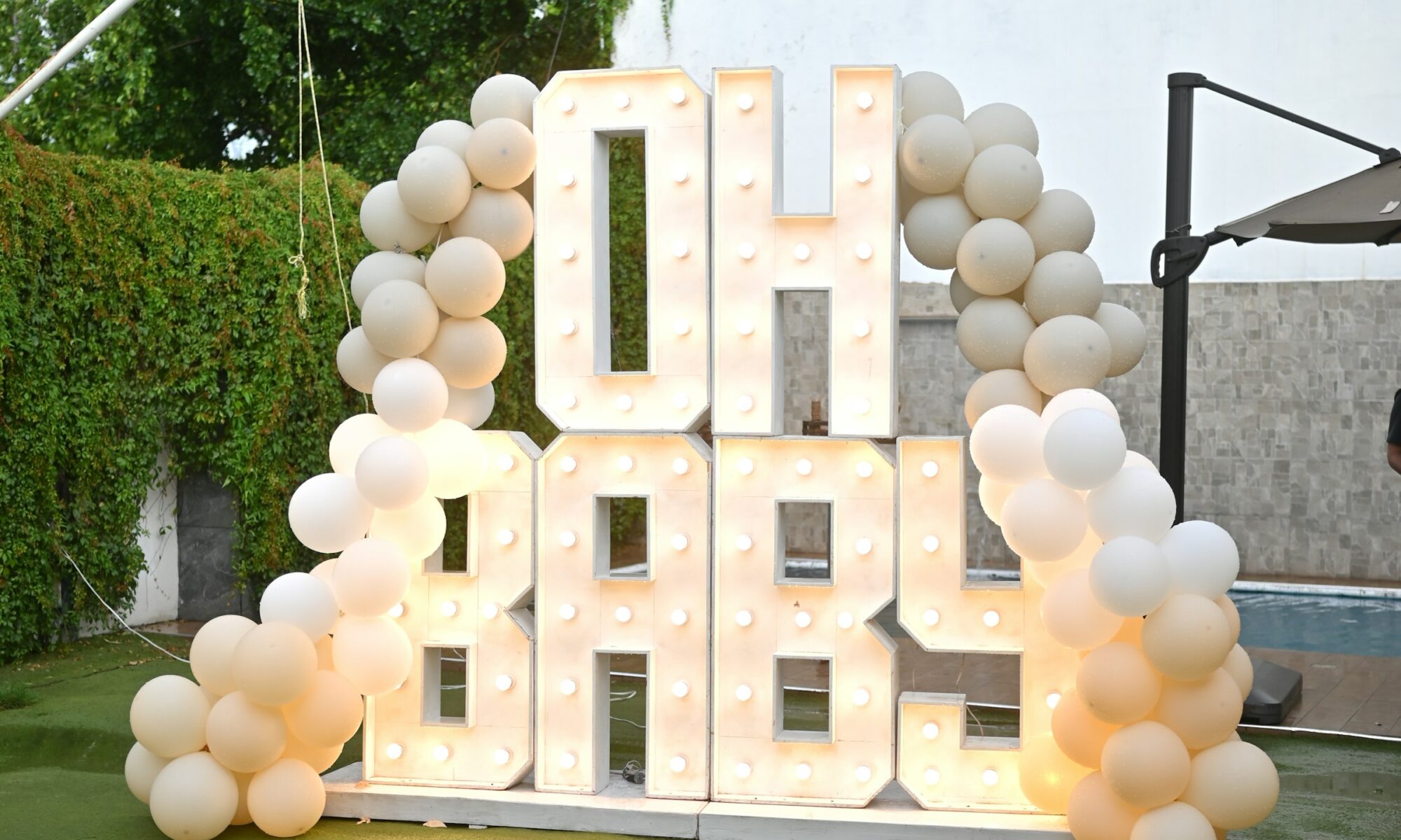 Décoration élégante de baby shower avec ballons pastel et pancarte lumineuse