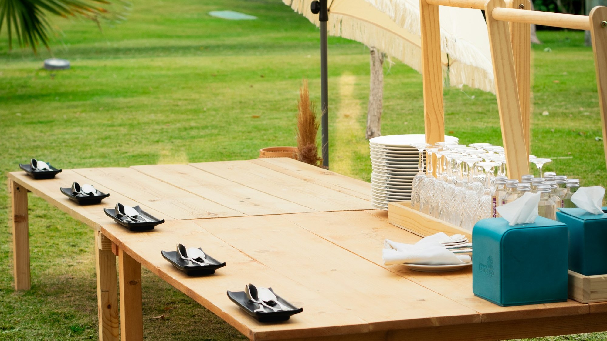 Table d’EVJF élégante dressée dans un jardin privatisé